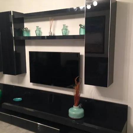 Apartment 1-bed Sleeps 2 Garden & Pool Access