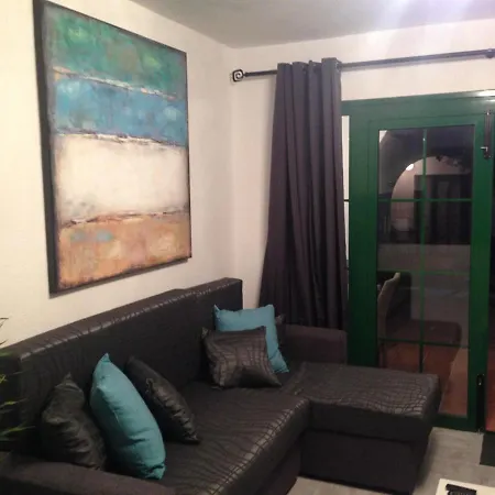 1-bed Sleeps 2 Garden & Pool Access Apartment