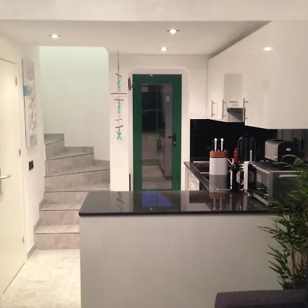 1-bed Sleeps 2 Garden & Pool Access Apartamento