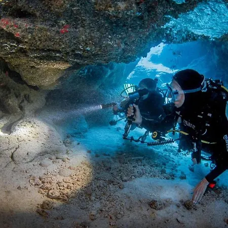 1-bed Sleeps 2 Garden & Pool Access *