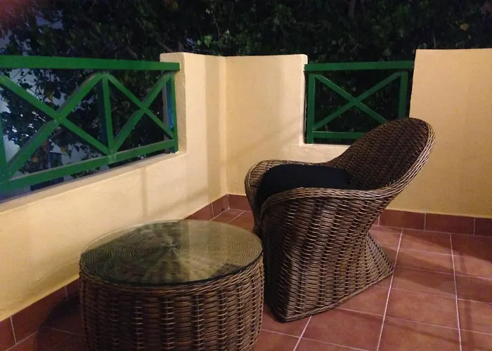 1-bed Sleeps 2 Garden & Pool Access *