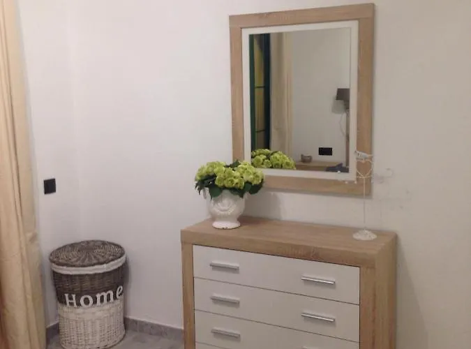 1-bed Sleeps 2 Garden & Pool Access Apartmán *