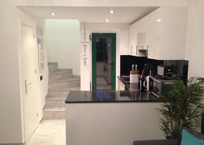 1-bed Sleeps 2 Garden & Pool Access شقة