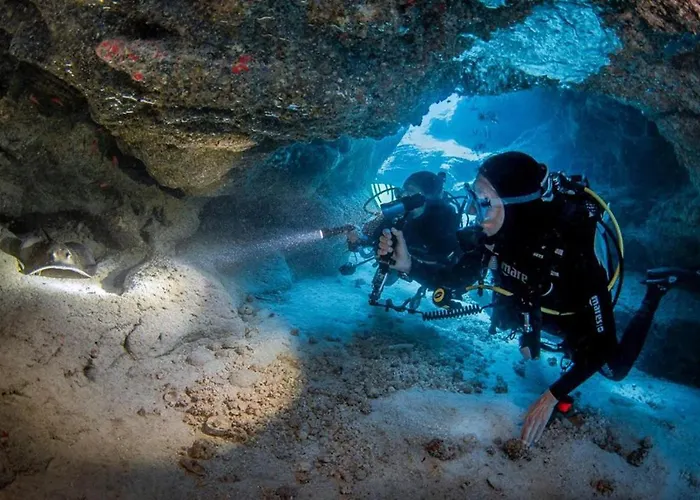 1-bed Sleeps 2 Garden & Pool Access *