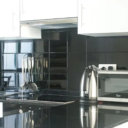 Appartamento 1-bed Sleeps 2 Garden & Pool Access