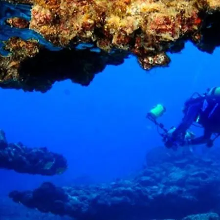 1-bed Sleeps 2 Garden & Pool Access *